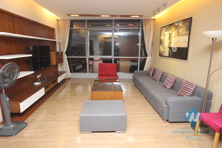 Nice three bedrooms apartment for rent in Tran Duy Hung street, Cau Giay district, Ha Noi